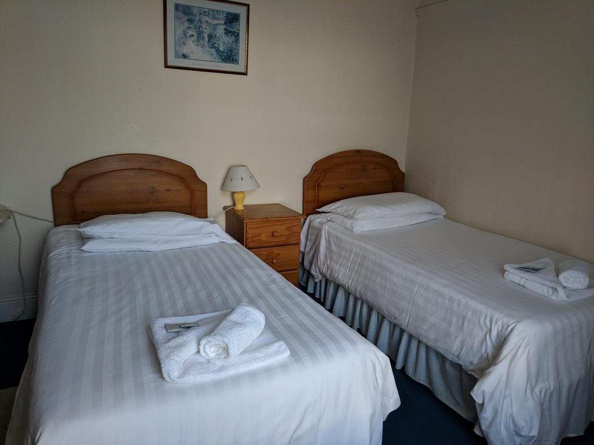 The Castle Hotel Lampeter Extérieur photo
