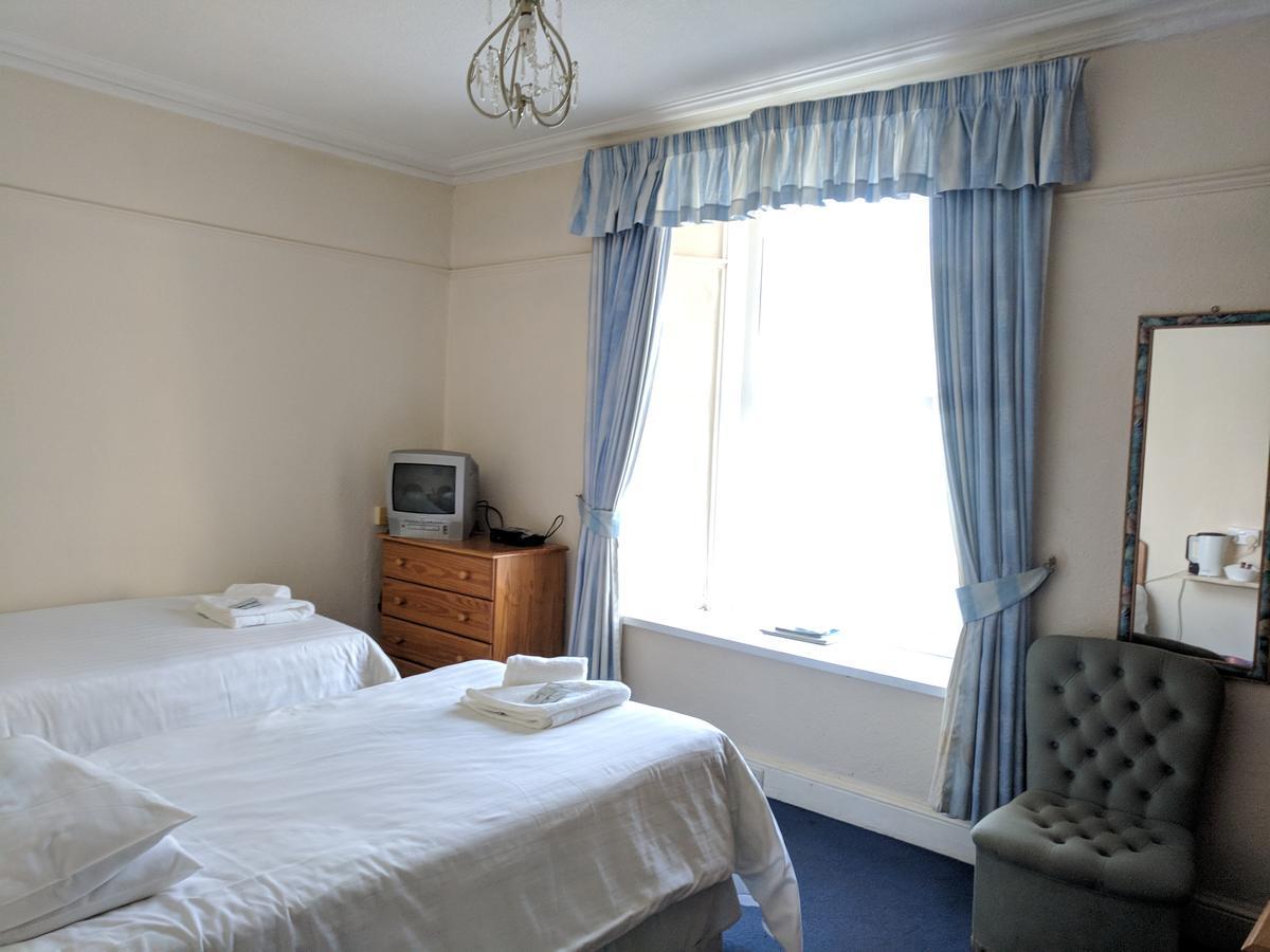 The Castle Hotel Lampeter Extérieur photo