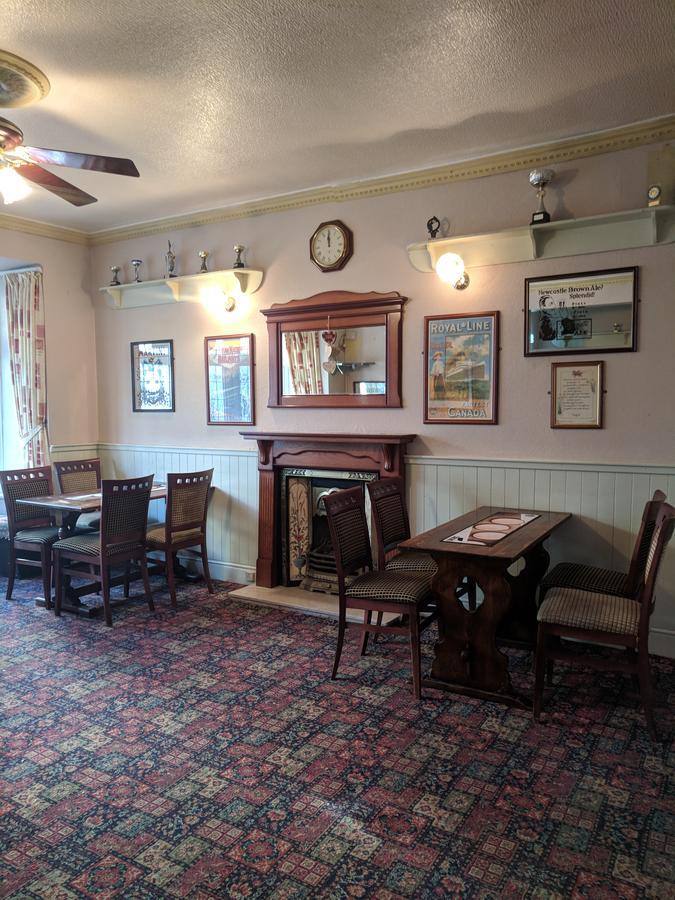 The Castle Hotel Lampeter Extérieur photo