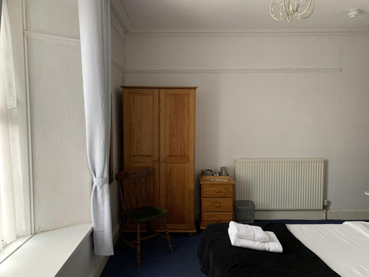 The Castle Hotel Lampeter Extérieur photo
